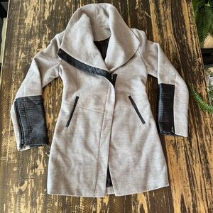 ⭐️ Chic Gray Asymmetrical Coat w/ Faux Leather Sleeve Detail – Size Small